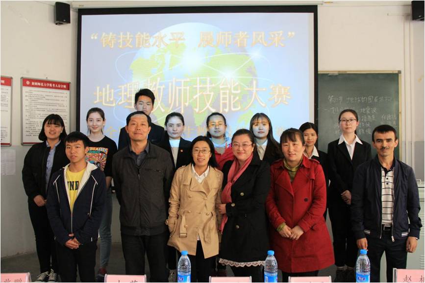 第一会场评委老师与参赛选手合影