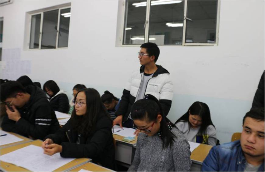 同学们积极回答问题