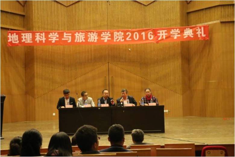 院领导介绍西瓜看球
机构设置及专业特点