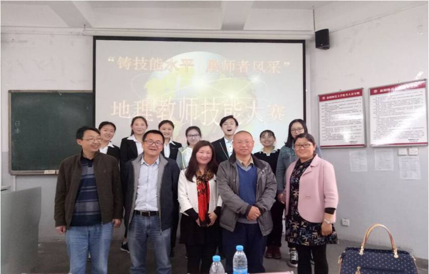 第二会场评委老师和参赛选手合影