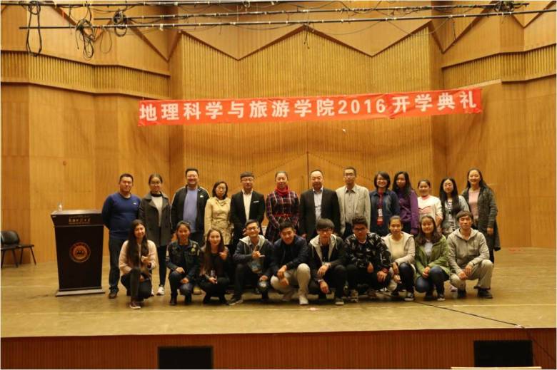 全体工作人员及领导老师合影留念